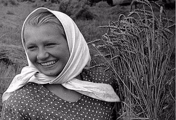 Hình ảnh những người phụ nữ Liên Xô trong lao động, khi đi dạo hoặc tắm nắng bên bờ biển,...được ghi lại chân thực. (Nguồn ảnh: RBTH)