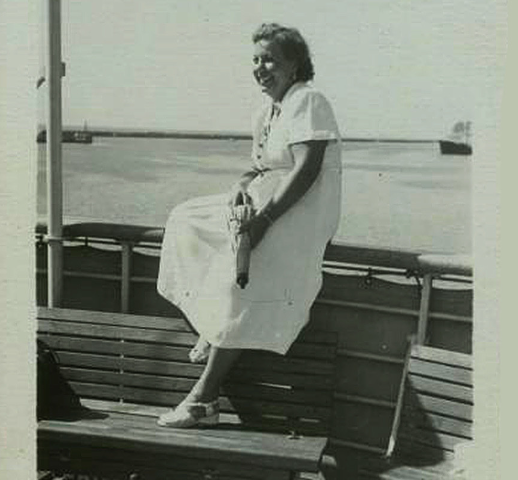 Người phụ nữ ngồi trên tàu.