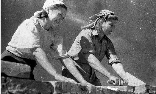 Các nữ công nhân xây dựng.