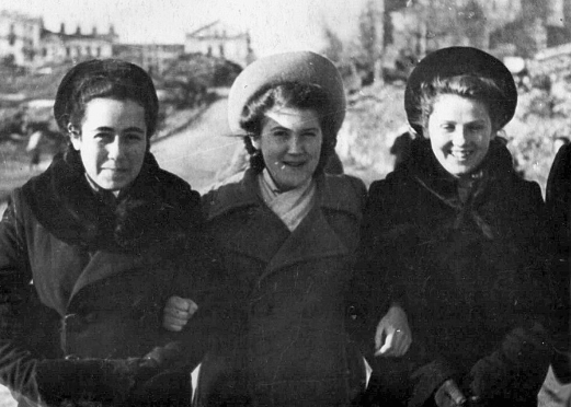 Những người bạn cùng lớp trong bức ảnh được chụp trên đường phố Minsk.