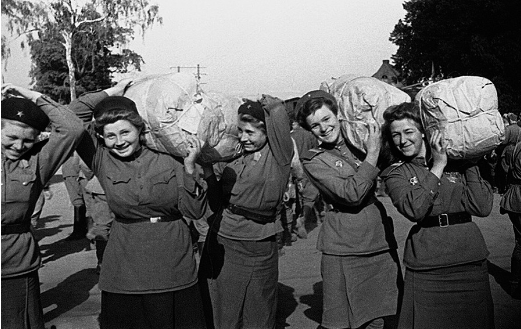 Nữ quân nhân xuất ngũ trở về nhà.