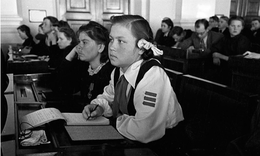 Các cô gái thuộc Đoàn thanh niên Komsomol tham dự Đại hội XI.