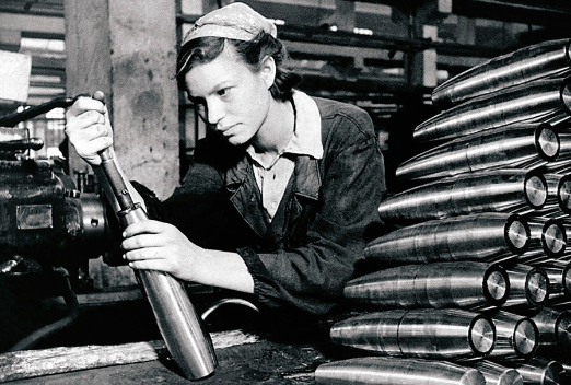 Một nữ công nhân làm việc tại nhà máy quốc phòng ở Liên Xô những năm 1940.