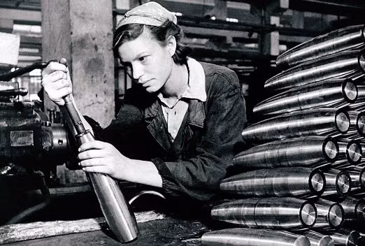 Một nữ công nhân làm việc tại nhà máy quốc phòng ở Liên Xô những năm 1940.