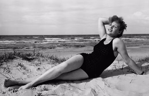 Nữ diễn viên Lidiya Smirnova "thả dáng" trên bãi biển.