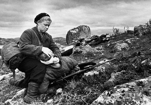 Nữ y tá 17 tuổi Nina Burakova đang băng bó cho một thương binh.