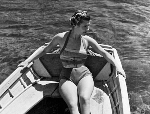 Người phụ nữ tắm nắng ở bãi biển Crimea.