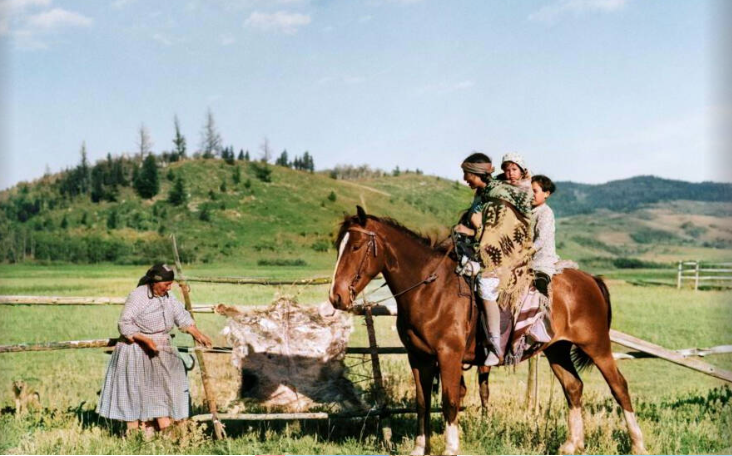 Các em nhỏ người Mỹ bản địa cưỡi ngựa cùng cha mẹ.
