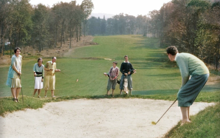 Chơi golf trên sân cỏ.