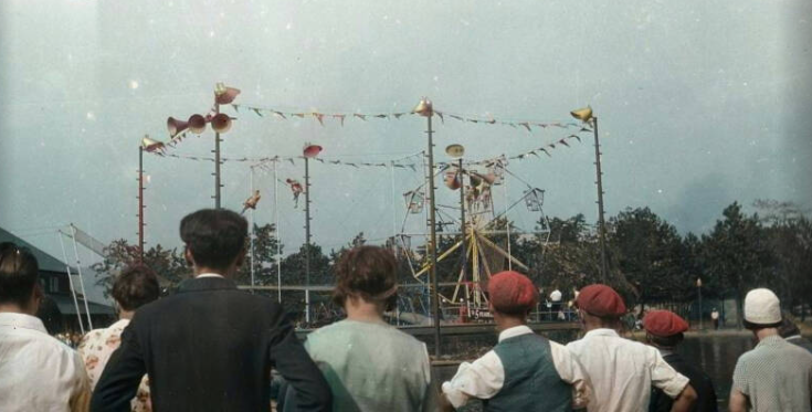 Đám đông xem biểu diễn tại một hội chợ.