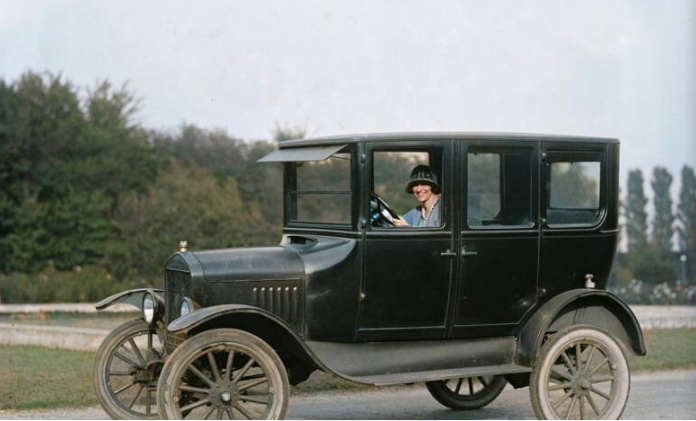 Người phụ nữ lái chiếc ô tô Ford đời đầu.