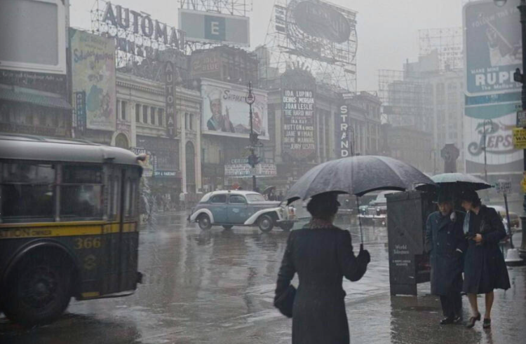 Người dân che ô đi dưới mưa ở thành phố New York.