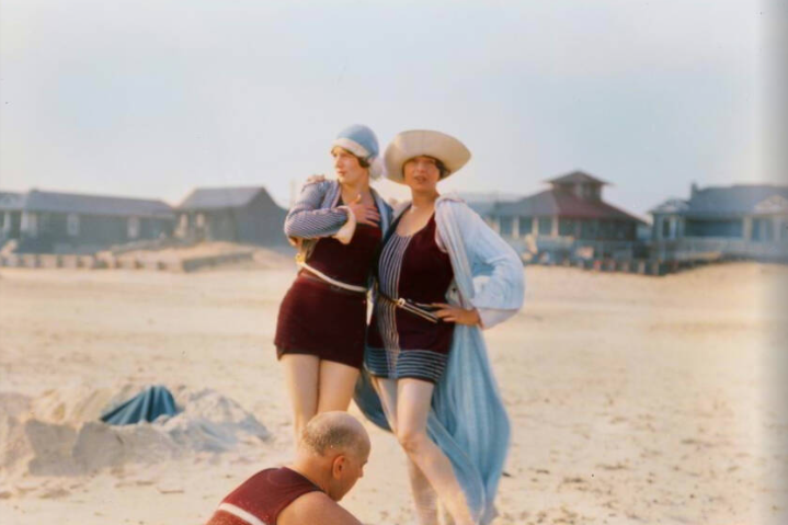 Hai người phụ nữ chụp ảnh ở Long Beach, New York.