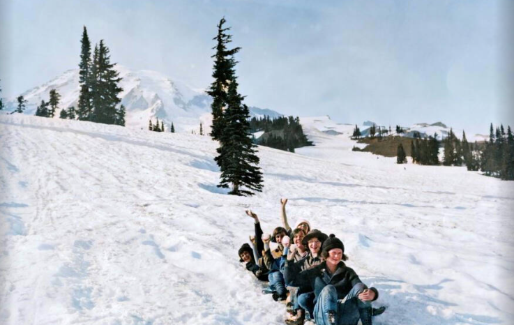 Trẻ em trượt tuyết ở Công viên Quốc gia Rainier.