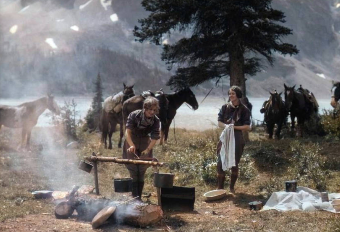 Hai phụ nữ dựng trại gần núi.