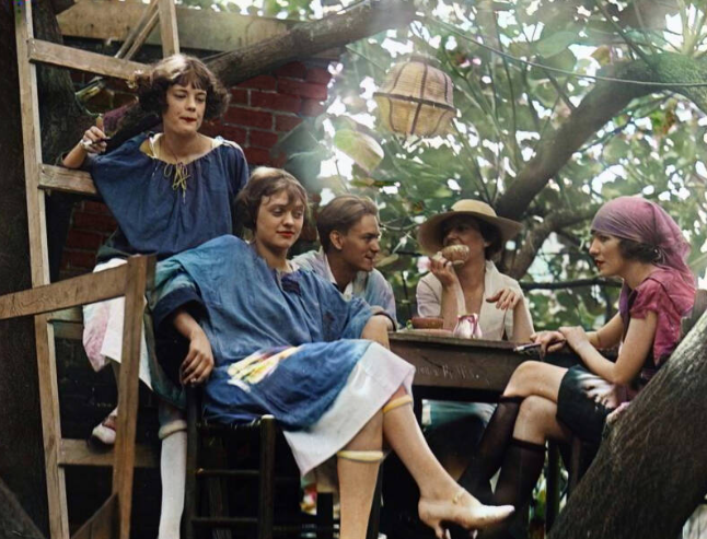 Nhóm người ngồi trò chuyện tại quán cà phê Krazy Kat speakeasy và Bohemian ở thủ đô Washington, DC.