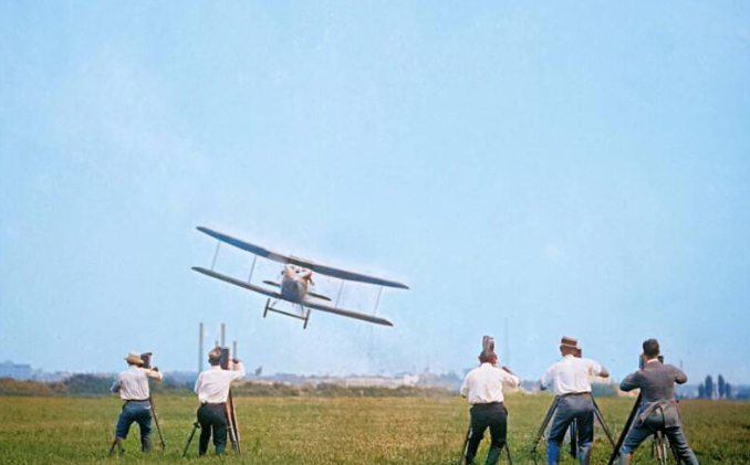 Các nhiếp ảnh gia cố gắng ghi lại khoảnh khắc chiếc máy bay chuẩn bị hạ cánh.
