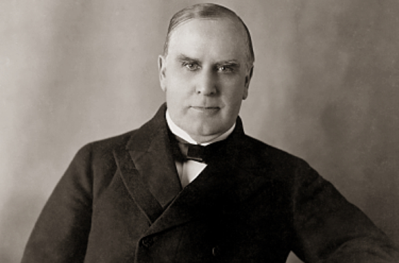 Cựu Tổng thống Mỹ William McKinley thường đeo một bông hoa cẩm chướng đỏ trên ve áo để cầu may.