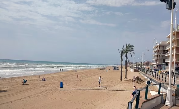 Co cuu tre duoi nuoc, du khach Anh thiet mang