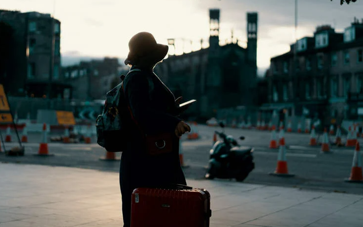 Ban trai khong cho den san bay, co gai khoi kien va cai ket