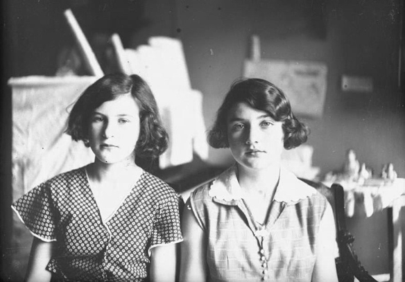 Hai cô gái trẻ trong bức ảnh chụp ở Liên Xô nhiều năm về trước.