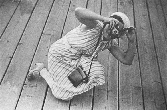 Phóng viên ảnh Evgenia Lemberg trong buổi chụp hình tại sân vận động Dynamo Aqua.