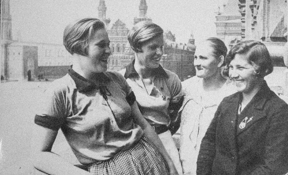 Trong ảnh là những người phụ nữ Liên Xô thuộc Đoàn Thanh niên Komsomol đang trò chuyện vui vẻ. (Nguồn ảnh: RBTH)