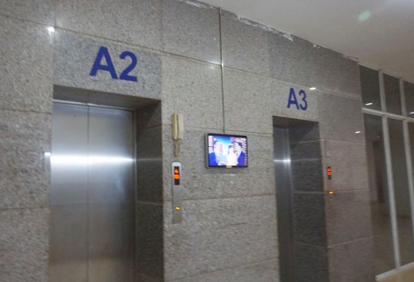 Nghi van be gai 10 tuoi bi sam so trong thang may