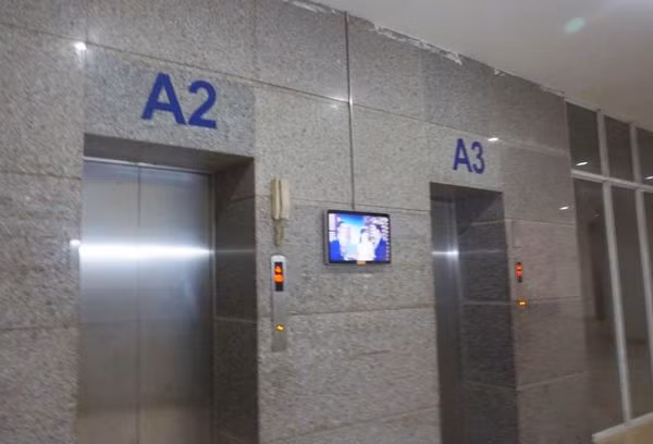 Nghi van be gai 10 tuoi bi sam so trong thang may