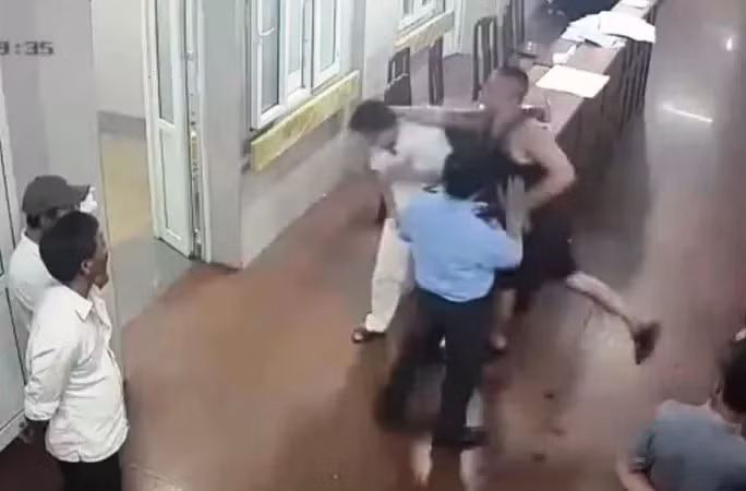 Sáng 9/8, Bắc đưa con gái vào Bệnh viện Đa khoa tỉnh Ninh Bình để xử lý vết thương trên trán. Cháu bé đã được các y, bác sĩ thăm khám, đánh giá mức độ bệnh tật. Bắc lại cho rằng các bác sĩ ở đây không nhiệt tình khám cho con mình. Đối tượng bắt đầu thóa mạ, chửi bới rồi bất ngờ lao vào hành hung các y, bác sĩ.