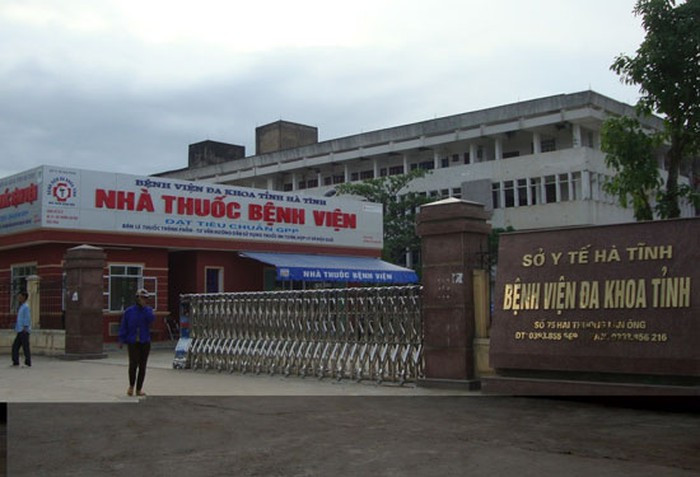 Đang tiếp đón bệnh nhân gần đó, em Trần Nhật Giáp (sinh viên năm thứ 6, Trường đại học Y khoa Vinh) - thực tập tại khoa Nhi, nhanh chóng vào can ngăn liền bị người đàn ông lạ mặt đấm liên tiếp vào mặt và vùng đầu khiến em này bất tỉnh.