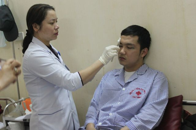 Đối tượng lạ mặt, ngay sau khi đánh bác sỹ Phi và em Giáp đã nhanh chóng rời khỏi Bệnh viện.