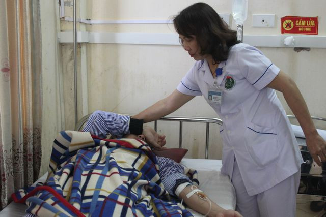 Sau khi bị đánh quá nặng cả bác sĩ Phi và em Giáp được các điều dưỡng khoa đưa lên cấp cứu tại Khoa ngoại thần kinh. Một bác sĩ tại Bệnh viện trên cho biết, bác sĩ Phi bị chấn thương ở vùng mũi đã được khâu lại còn thực tập Giáp sau khi tỉnh lại đang được phía bệnh viện tích cực theo dõi vì có nguy cơ bị chấn thương sọ não.