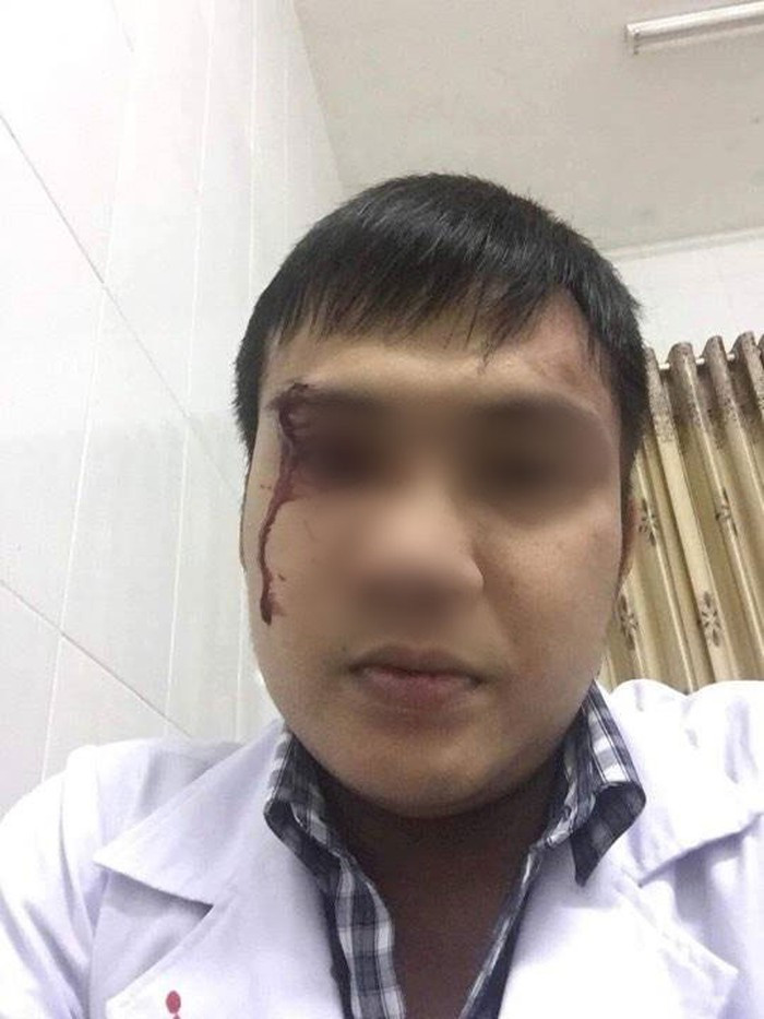 Trong lúc đang thăm khám cho bệnh nhân bất ngờ từ phía sau có tiếng chửi bới, tiếp đó một người đàn ông tự xưng bố cháu Đạt lao vào túm cổ áo bác sĩ Phi đấm thẳng vào mặt làm bác sĩ Phi choáng váng ngã xuống sàn nhà.