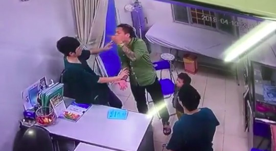 Sau khi tiếp nhận tin báo, Công an phường Điện Biên đã nhanh chóng có mặt đồng thời thông báo cơ quan Công an quận Ba Đình giải quyết. Tại cơ quan điều tra, Thanh khai nhận có hành vi gây thương tích cho bác sĩ Chiến và gây rối trật tự công cộng.