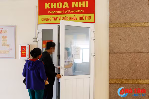  4. Con vào viện cấp cứu, "bố" vô cớ đánh bác sĩ: Khoảng 23h30 ngày 8/4/2018, Bác sỹ Nguyễn Đình Phi (trực chính khoa Nhi) tiếp nhận bệnh nhi Nguyễn Phúc Đạt trong tình trạng sốt cao. Nhanh chóng bác sỹ Phi chỉ đạo điều dưỡng Lê Thị Ngọc Trâm đưa bệnh nhân vào buồng bệnh và cặp nhiệt độ.