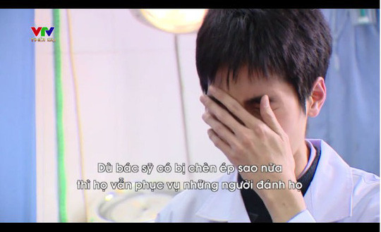 Đến 23h30, Thanh đưa cháu P. lên khoa Phẫu thuật tạo hình thẩm mỹ và được bác sĩ Vũ Hồng Chiến (28 tuổi, quê Hải Dương) làm việc tại khoa thăm khám. Thanh yêu cầu bác sĩ Chiến khâu vết thương thẩm mỹ cho cháu P. bằng chỉ nhỏ, không để lại sẹo. Bác sỹ Chiến giải thích nếu khâu thường thì thì chuyển xuống khoa cấp cứu, còn khâu thẩm mỹ thì cháu P. sẽ được bác sĩ Chiến trực tiếp khâu.