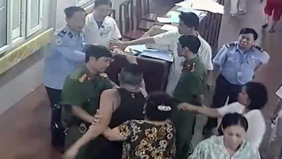 Nhận được tin báo, công an TP Ninh Bình đã có mặt. Tuy nhiên, đối tượng mặc cho sự xuất hiện của lực lượng chức năng, tiếp tục đuổi đánh các nhân viên bệnh viện. Công an buộc phải khống chế đối tượng rồi đưa về trụ sở làm việc.