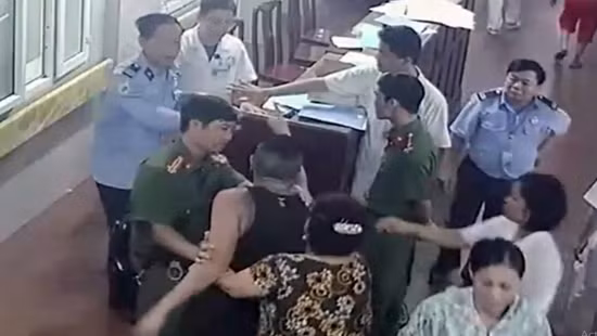 Nhận được tin báo, công an TP Ninh Bình đã có mặt. Tuy nhiên, đối tượng mặc cho sự xuất hiện của lực lượng chức năng, tiếp tục đuổi đánh các nhân viên bệnh viện. Công an buộc phải khống chế đối tượng rồi đưa về trụ sở làm việc.