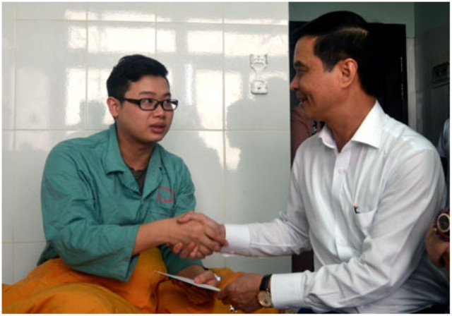 Trong quá trình vợ sinh, Nam trèo lên cửa sổ phòng mổ để quay phim, chụp ảnh. Khi bị nữ hộ sinh nhắc nhở, Nam phản ứng gay gắt rồi gọi 10 đối tượng khác dùng đèn pin hành hung, đánh vào đầu hai bác sĩ là Phạm Hải Ninh và Hoàng Đức Trung vừa thực hiện ca mổ.