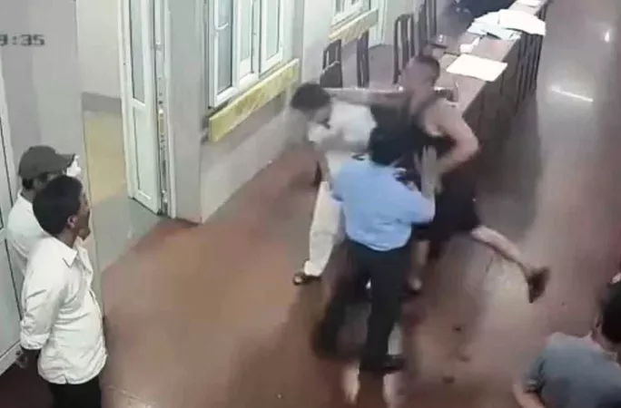 Lao vao hanh hung bac si vi cho rang khong “nhiet tinh” kham-Hinh-2