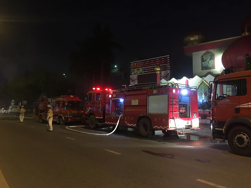 Lực lượng CSGT phân làn đường phục vụ công tác chữa cháy.