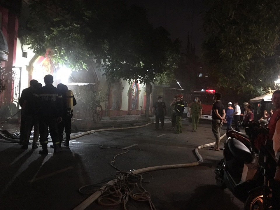 Hiện lực lượng PCCC đang tiến hành dập lửa và điều tra nguyên nhân vụ cháy.