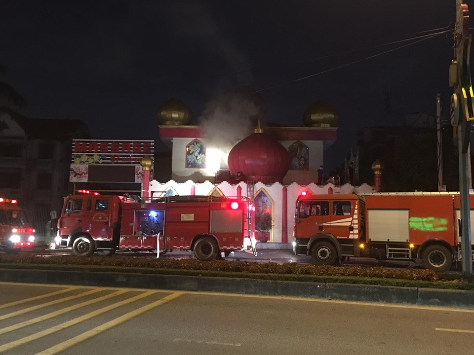 Tuy nhiên, đến 18h30, đám cháy lại bùng lên, khói bao phủ quán karaoke. Lực lượng Cảnh sát PCCC đã huy động đến 5 xe cứu hỏa và 30 cán bộ chiến sĩ PCCC xuống hiện trường tiếp tục khống chế ngọn lửa. 