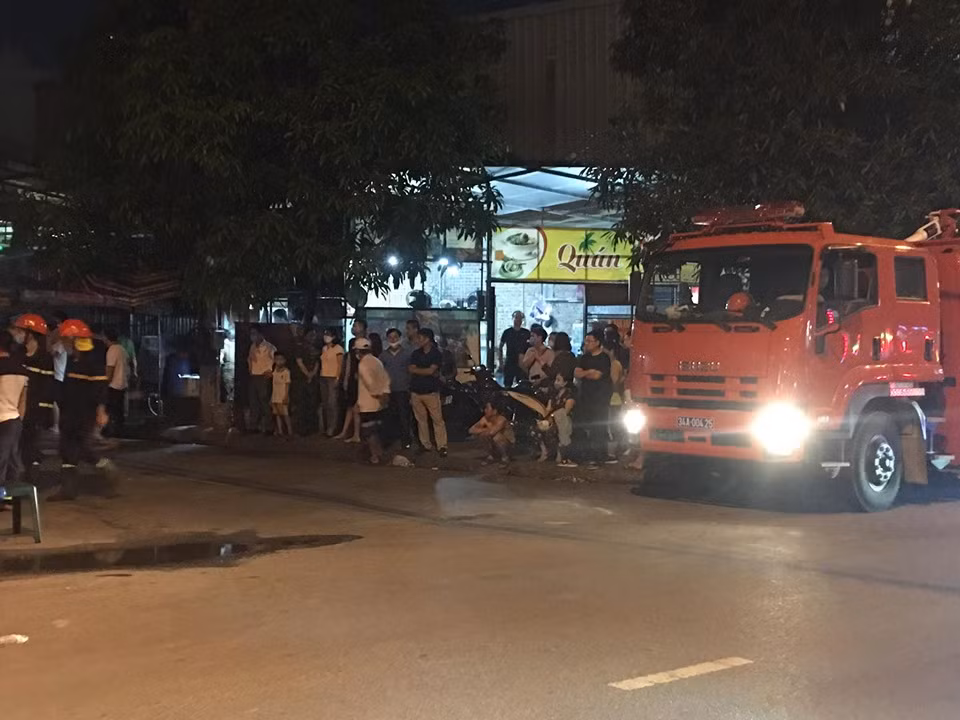 Nhiều người dân khu vực đã chạy ra đường theo dõi vụ cháy. Theo người dân, thời điểm quán xảy ra cháy quán karaoke đang dừng hoạt động do ảnh hưởng của dịch COVID-19 nên không gây thương vong về người. Tuy nhiên, thiệt hại đến giờ chưa thống kê được.