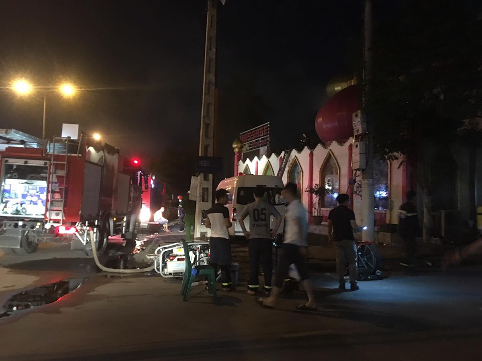 Liên tục bơm nước để khống chế đám cháy đang âm ĩ do phòng hát có nhiều chất liệu bằng xốp.