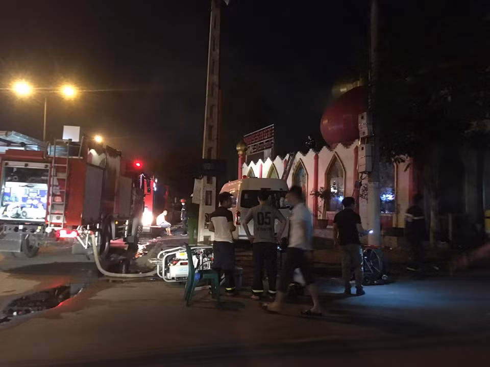 Liên tục bơm nước để khống chế đám cháy đang âm ĩ do phòng hát có nhiều chất liệu bằng xốp.