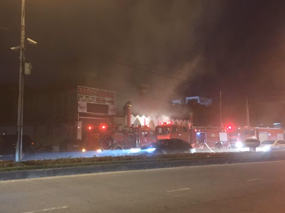 Hai Duong: Quan karaoke Dragon chay lon nhieu gio, 5 xe cuu hoa cang minh dap lua