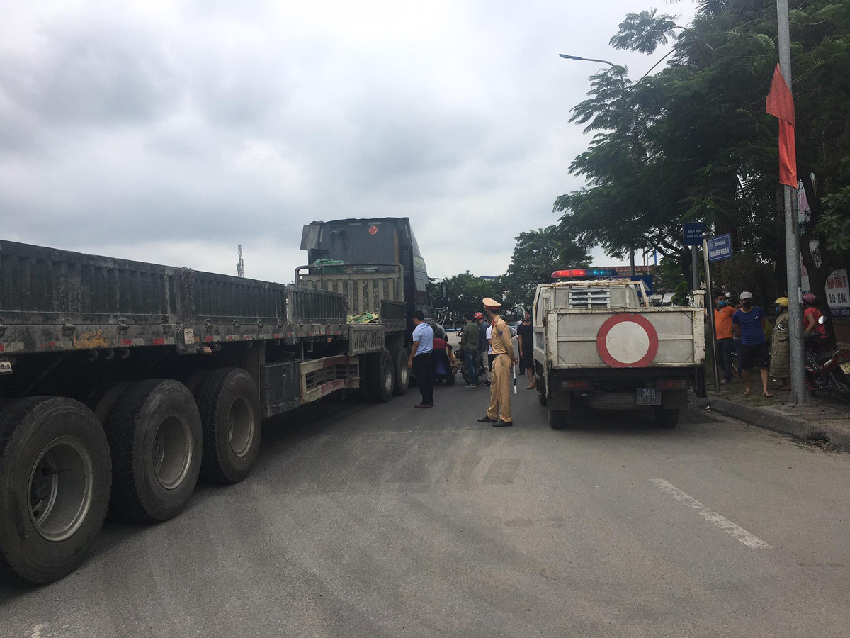 Hai Duong: Container va cham voi xe may, 2 nguoi tu vong