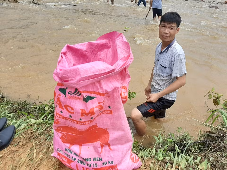 Nguyên nhân vỡ đập hiện vẫn đang được làm rõ...
